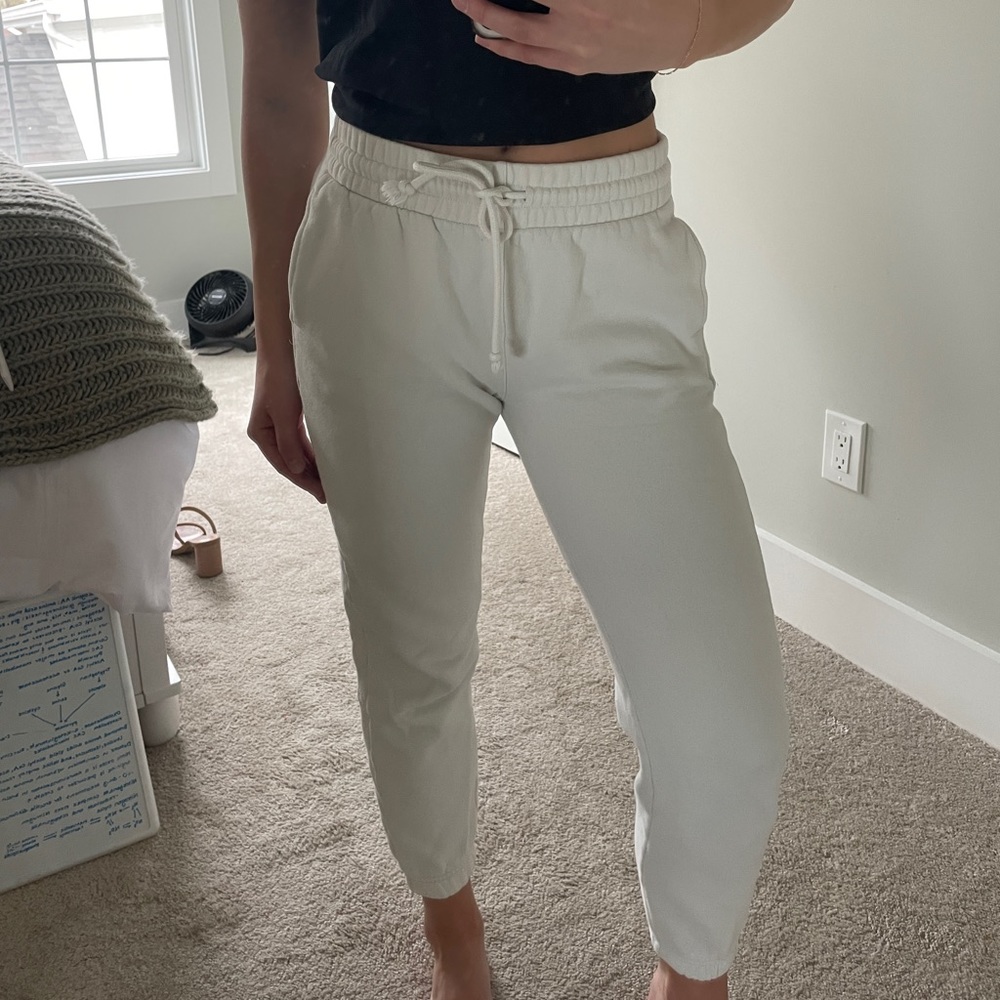 Aritzia Perfect Fit Jogger Sweatpant in Cream